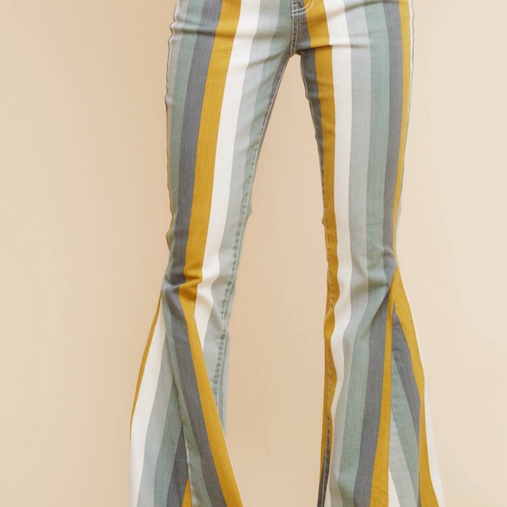 ⚡️The stripes say confidence, the flare says showstopper.